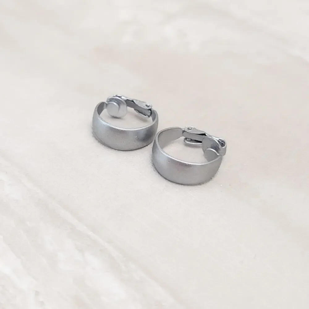 Vintage Clip On Earrings 0.75